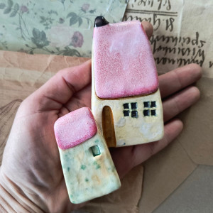 Zestaw domków z różowymi daszkami