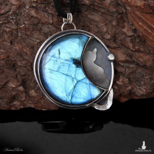 Wisiorek srebrny z labradorytem kot na księżycu