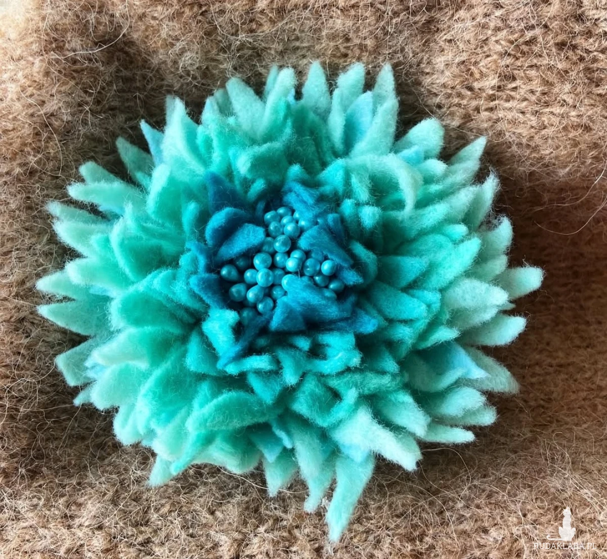Piękna broszka kwiat z filcu