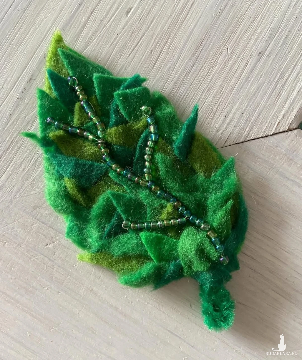 Broszka liść z filcu