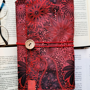 Wodoodporne etui na książkę: czerwony ornament