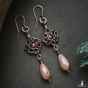 Kolczyki miedziane unikatowe wire wrapping z kamieniem słonecznym i rubinem