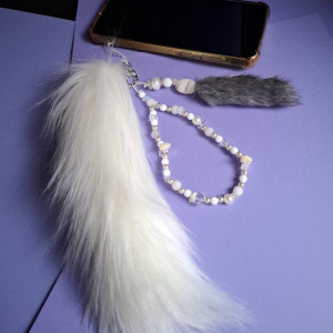 Brelok do telefonu ze smyczką i pomponem