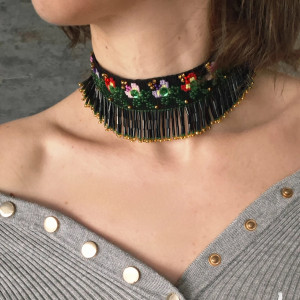 Naszyjnik haftowany z dodaniem koralików