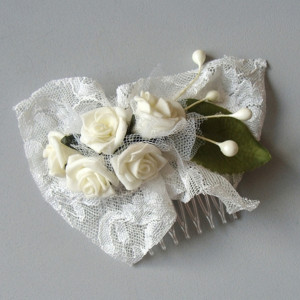Grzebyk do włosów - kwiaty z koronką