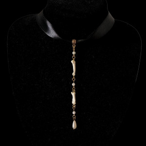 Choker z długą, wiszącą zawieszką