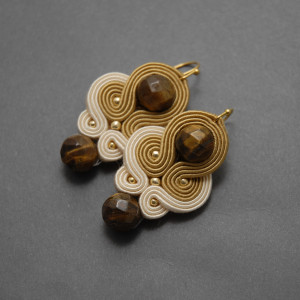 beżowo-kremowe kolczyki lub klipsy sutasz z tygrysim okiem