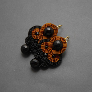 czarno-cynamonowe kolczyki lub klipsy sutasz z onyksami