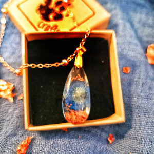 Naszyjnik handmade z żywicy Resin Pro | kocanki | złoty łańcuszek