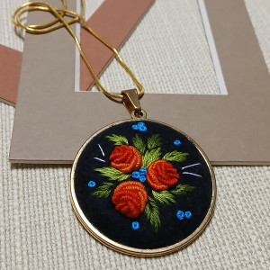 Ręcznie haftowany wisior  DLA EWY  stal szlachetna