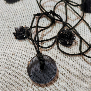 Łańcuszek z żywicy z regulowanym sznureczkiem