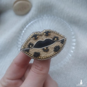 Urocza broszka całuśne USTA panterka