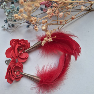 Klipsy czerwone kwiaty i pióra