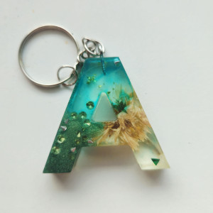 Brelok literka A morska  białym chabrem i kryształkami