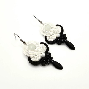 Czarno-białe wiszące kolczyki sutasz