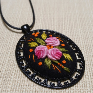 Ręcznie haftowany wisior  DLA IWONY