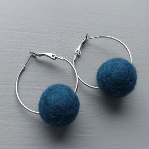 Kolczyki filcowe kulki granatowe