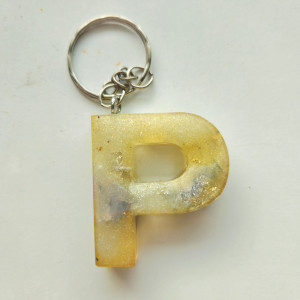 Brelok literka P pudrowa z płatkami srebra I kwiatami