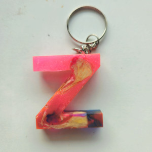 Brelok literka Z z żywicy z płatkami neonowa