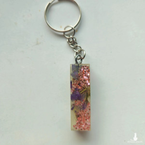 Brelok literka I pudrowa z bielą brokatem i roślinami