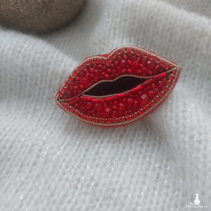 Broszka CAŁUŚNE USTA