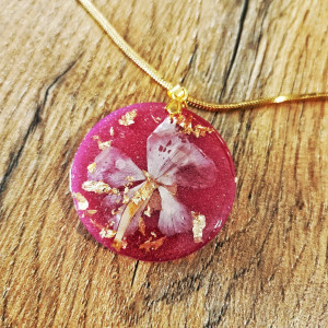 Duży wisiorek handmade z prawdziwym kwiatem – idealny prezent na Dzień Babci