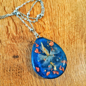 Duży wisiorek handmade z prawdziwym białym kwiatem – elegancja natury