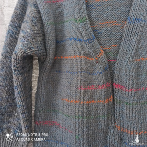 Kardigan wełniany szary z akcentami orange, niebieskiego, białego, czerwieni to must-have