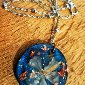 Duży wisiorek handmade z prawdziwym białym kwiatem – elegancja inspirowana naturą