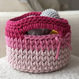 Koszyk ręcznie robiony w kolorze różowym.