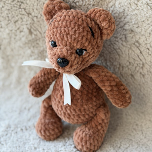Miś z kokardką Dante ręcznie robiony w kolorze brązowym.