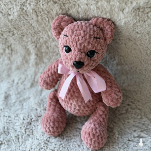 Miś Dante z kokardką w kolorze różowym.