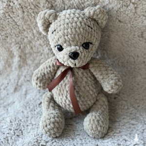 Miś Dante z kokardką w kolorze beżowym.