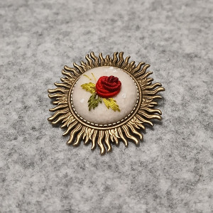 Ręcznie haftowana broszka  DLA ANI