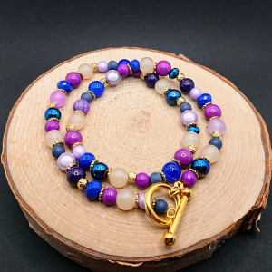 Fioletowo-niebieski naszyjnik z ozdobnym zapięciem