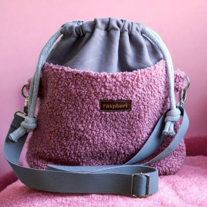 Szaro-różowa listonoszka z kominem baranek