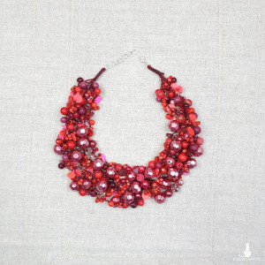 6972 Naszyjnik Statement z Koralików w Odcieniach Czerwieni i Burgundu