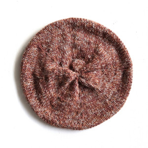 Agata - beret robiony na drutach