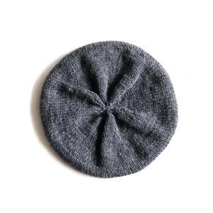 Grafit - beret robiony na drutach