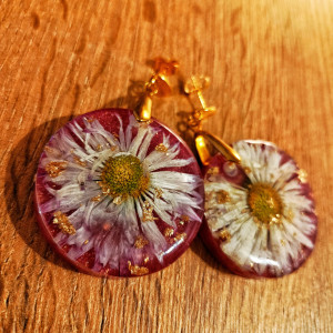 Duże wiszące kolczyki handmade z prawdziwą stokrotką – idealny prezent na Dzień Babci