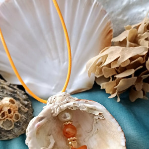 wisiorek z muszli w tylu boho