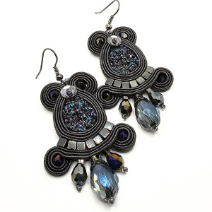 Grafitowe kolczyki sutasz z błyszczącym kaboszonem