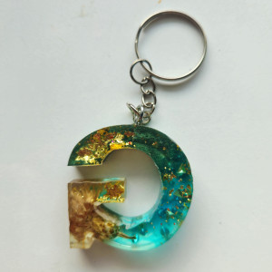 Brelok literka G niebieska i zieleń z chaber biały i złoto