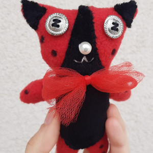 Mały pluszowy kotek biedronka