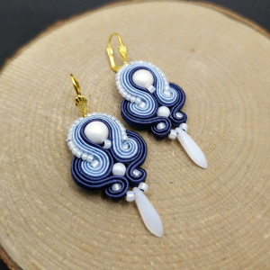 Niebiesko białe wiszące kolczyki sutasz