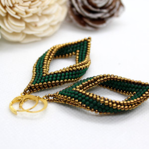 matowa zieleń - kolczyki szyte z koralików Toho