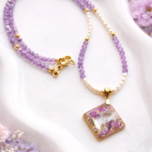 Niezwykły naszyjnik Zaczarowany ogród z kwiatami, ametystem i perłami słodkowodnymi