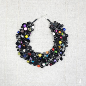 6992 Kolia Statement – Czarna z Kolorowymi Akcentami