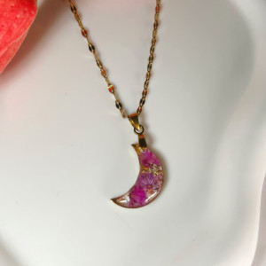 Efektowny naszyjnik księżyc z różowymi kwiatami w żywicy