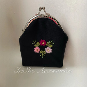 Portmonetka damska welurowa “Kwiaty” czarna